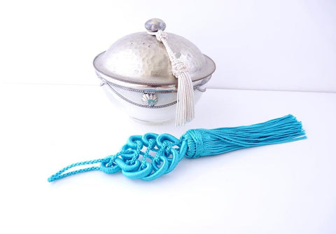 Pompon soie bleu Marocain pour porte ou porte clé, fabriqué main en fils de soie végètale, bleu turquoise electrique, 220mm, vendu à 'unité